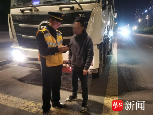 最好股票配资 南京建邺城管“逢车必查”全域全流程监管渣土规范运输